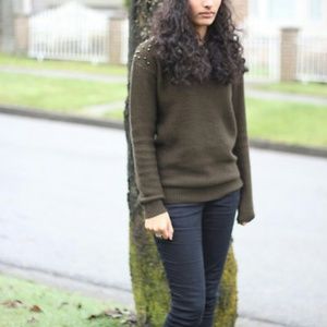 OLIVE GREEN SWEATER.