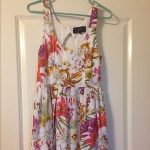 Classic floral dress worn once, beautiful details