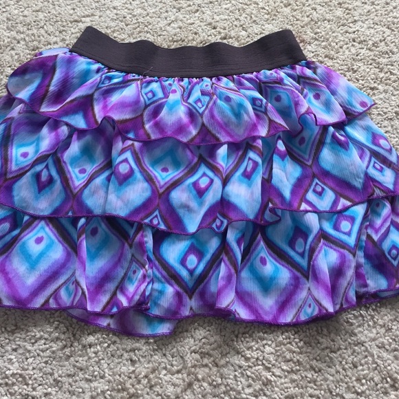 Peacock like flowy skirt with ruffles