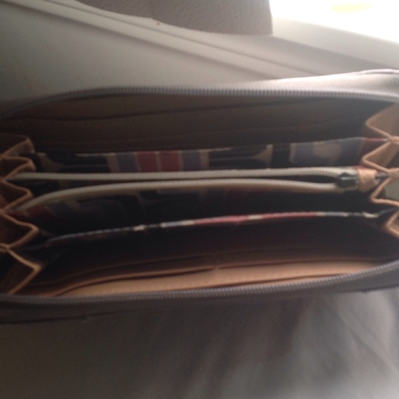 Guess Wallet - Picture 3 of 4