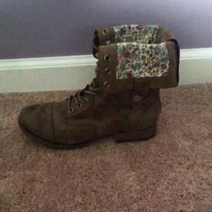 Combat boots