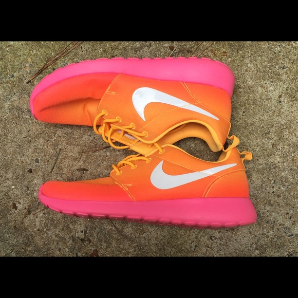 Nike Shoes - Nike roshe run 7.5
