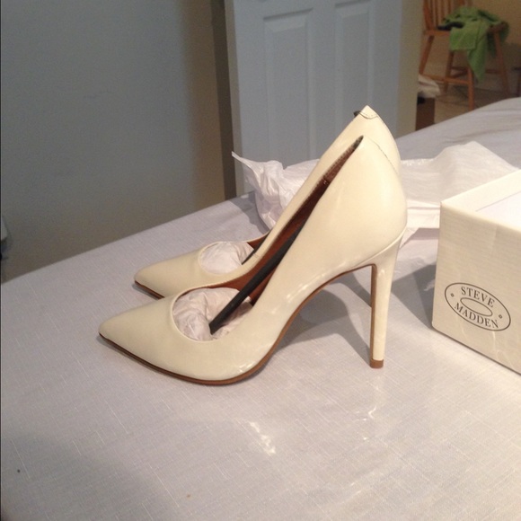 SOLD White Steve Madden 'Pronto'