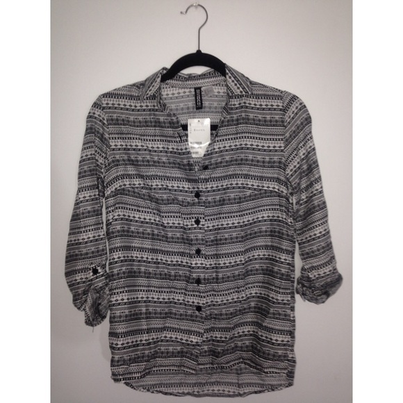 🆕🆕🆕 H&M tribal print button up