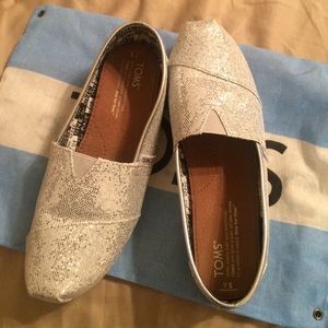 TOMS - silver glitter size Y5 equivalent to 6.5-7