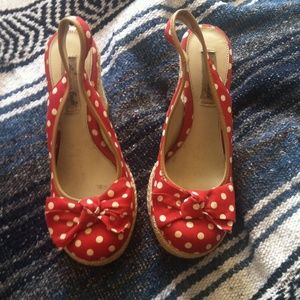 red polka dot wedges