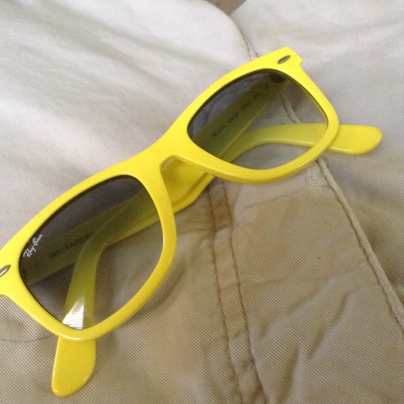 RAY BAN WAYFARER (lightly worn)