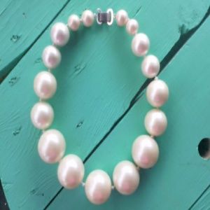 Banana Republic Pearl necklace