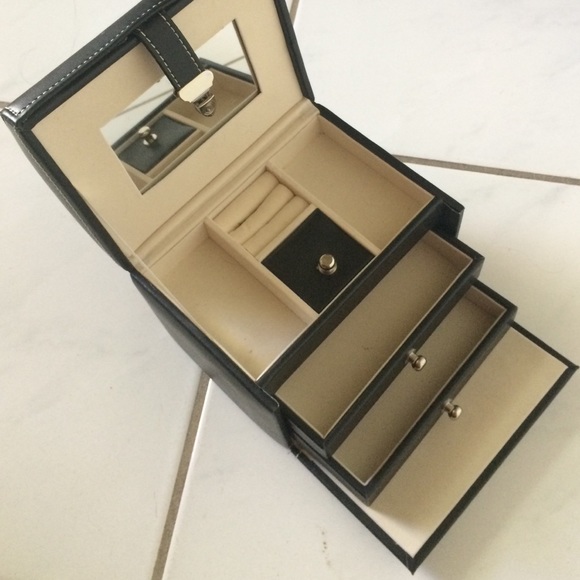 ONE DAY SALE❗️❗️🔴🎉🔴Mini Travel Jewelry Box