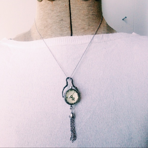 c l o c k  n e c k l a c e