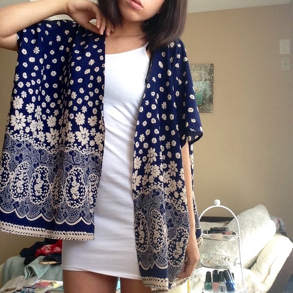 Blue Pattern Kimono MAKE AN OFFER!! (Blu Pepper)