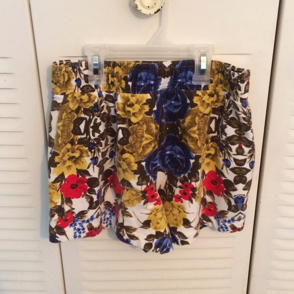UNIQLO Cotton Floral Shorts 🌼🌹 - Picture 2 of 3