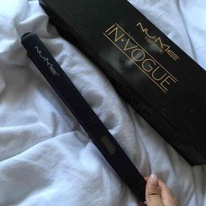 NuMe Invogue flat iron