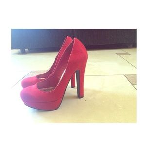 red high heels/pumps