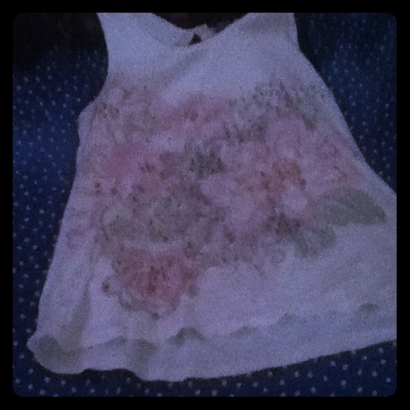Tank top shirt with a flower design