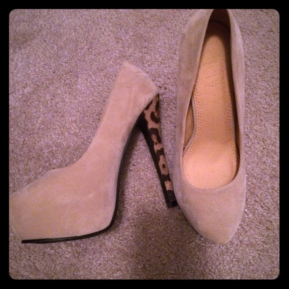 Nude suede pumps with cheetah detail - Picture 1 of 3