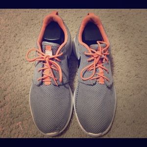 Men's Nike Roshes Size: 9.5