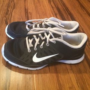 NIKE SIZE 9 TRAINING/RUNNING SHOES