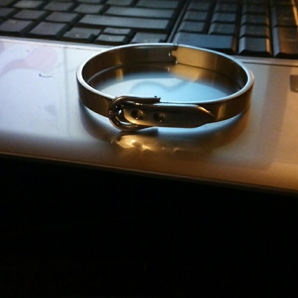 Belt style buckle bracelet