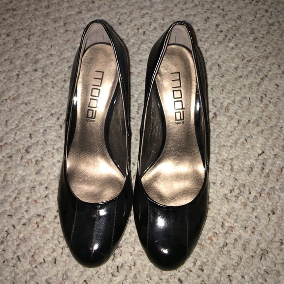 Black pumps