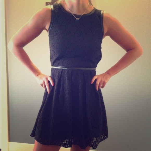 Nice black dress, floral lace pattern & great fit