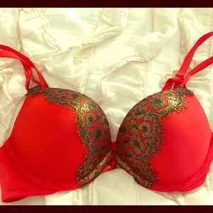 Victoria's Secret bombshell bra
