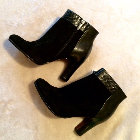 Sam Edelman Black Shay Booties 🎉 HP 🎉 - Picture 2 of 3