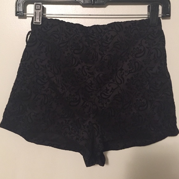 Black High-Waisted Velvet Design Shorts