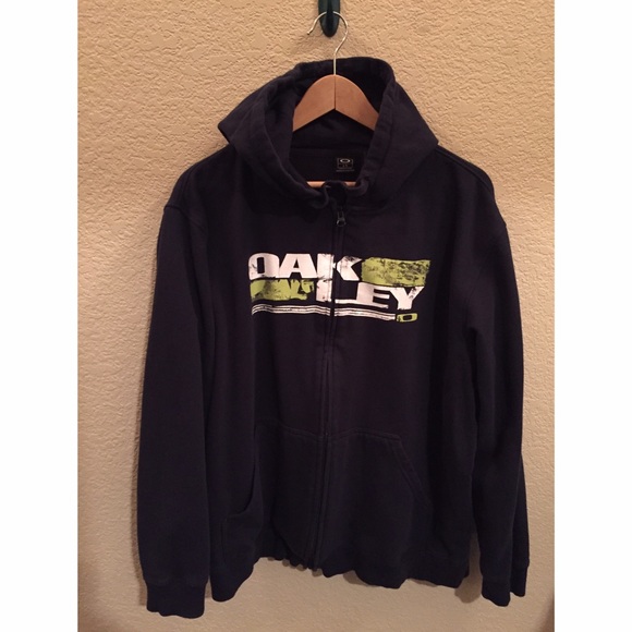 Men's Oakley zip up sweatshirt.