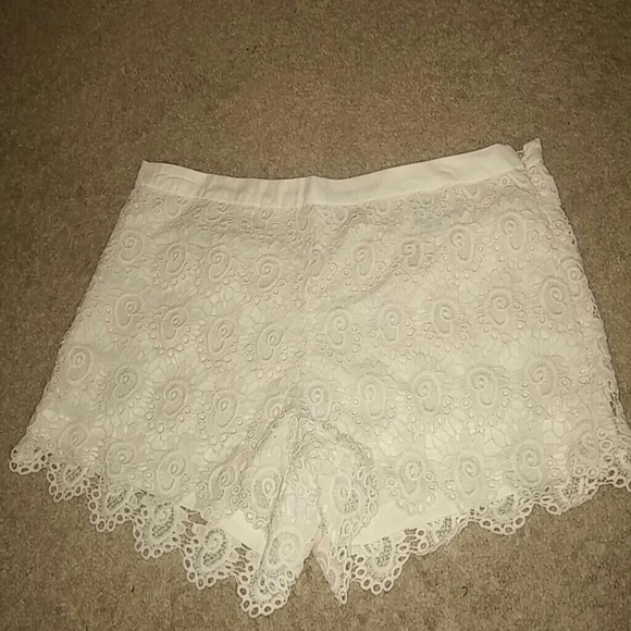 Creme lace shorts