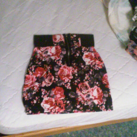 Skirt - Picture 2 of 3