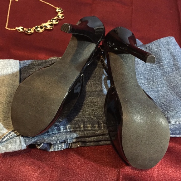 Black Patent T-Strap Stiletto's - Picture 4 of 4