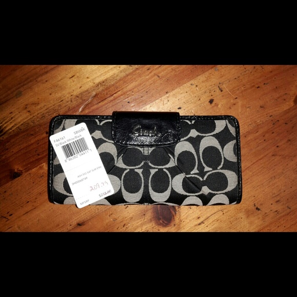 Ashley Signature Pleated Envelop Wallet - Picture 1 of 4