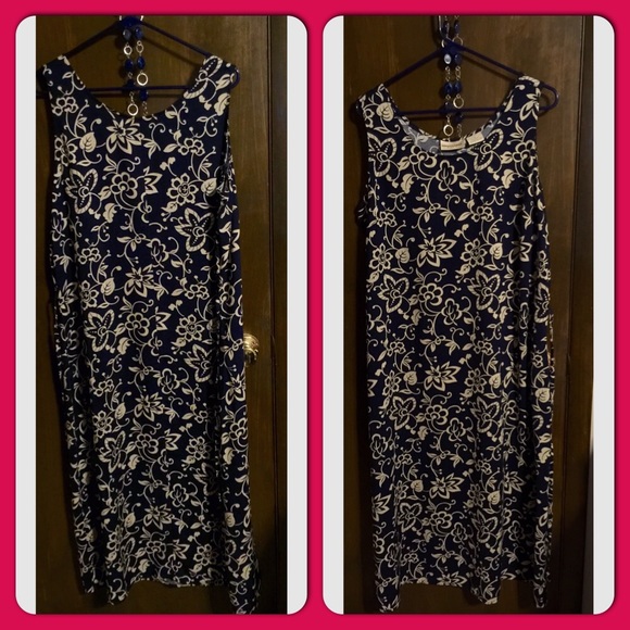 Cute navy floral long dress! - Picture 3 of 4