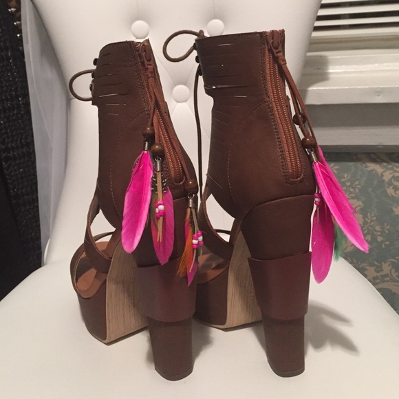 Fabulous brown laceup heels😍
