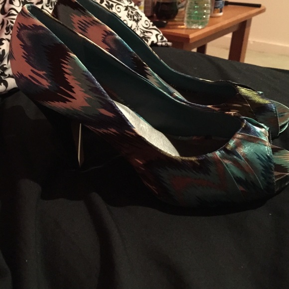 multi- colored heels. - Picture 2 of 3