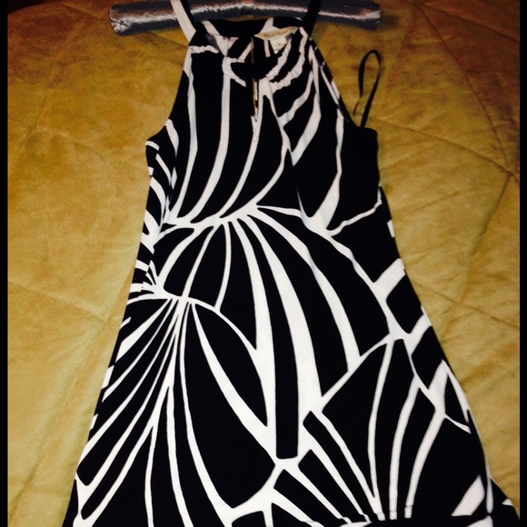 White House Black Market Dresses & Skirts - White House/ black Market shoulder baring dress