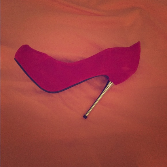 Red pumps - Picture 1 of 3