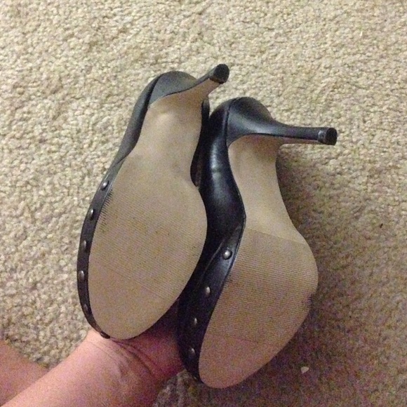 black heels - Picture 3 of 3