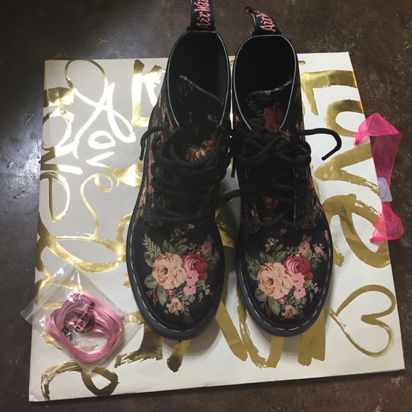 Dr. Martens Shoes - 🌟Dr Marten 1460 8 eyelet Victorian flowers boots