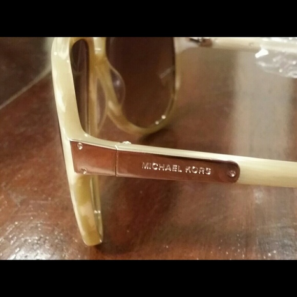 🚫SOLD🚫Auth. Michael Kors Isla Aviator Sunglasses - Picture 2 of 4