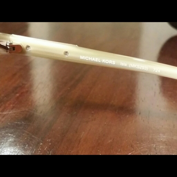 🚫SOLD🚫Auth. Michael Kors Isla Aviator Sunglasses - Picture 4 of 4