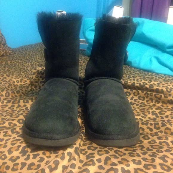 ❌SOLD❌ Ugg Black Bailey Button Short Boots - Picture 2 of 4