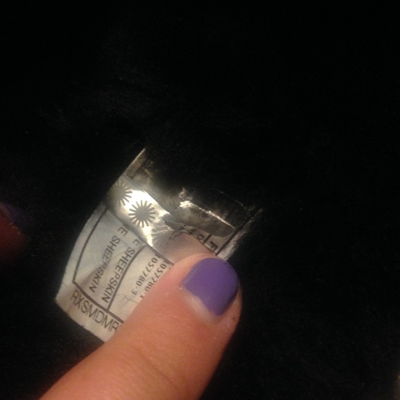 ❌SOLD❌ Ugg Black Bailey Button Short Boots - Picture 4 of 4