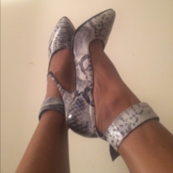 Shoes - 💯 leather black & grey python ankle strap pump