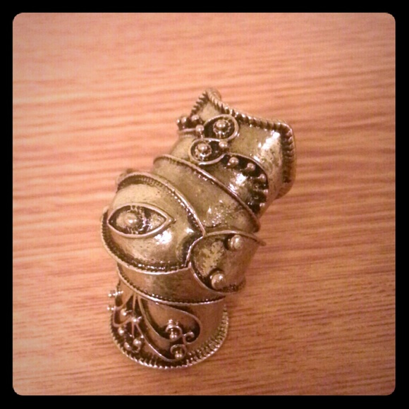 Hinged knuckle ring in brass, gothic design