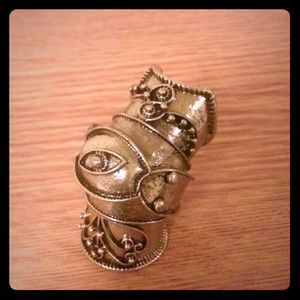 Hinged knuckle ring in brass, gothic design