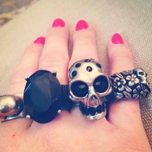 Alexander McQueen Jewelry - Alexander McQueen Skull knuckle ring