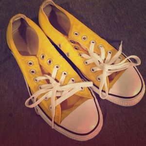 Yellow converse 🌼
