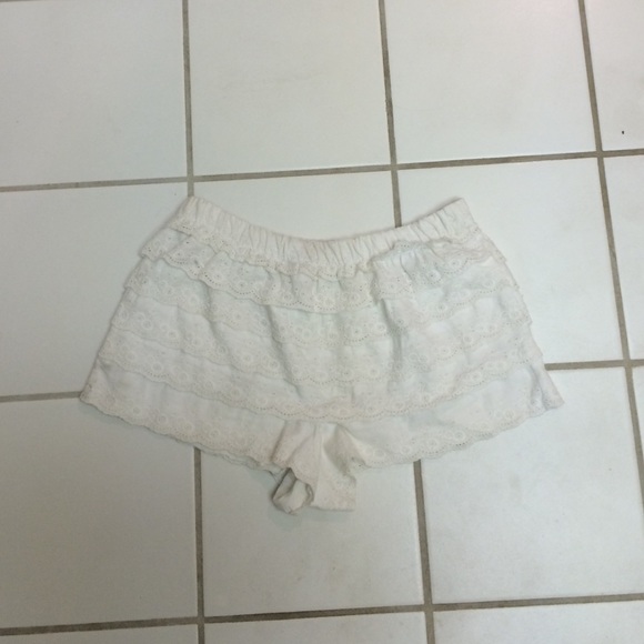 🌺 White Ruffled Shorts - Picture 2 of 2